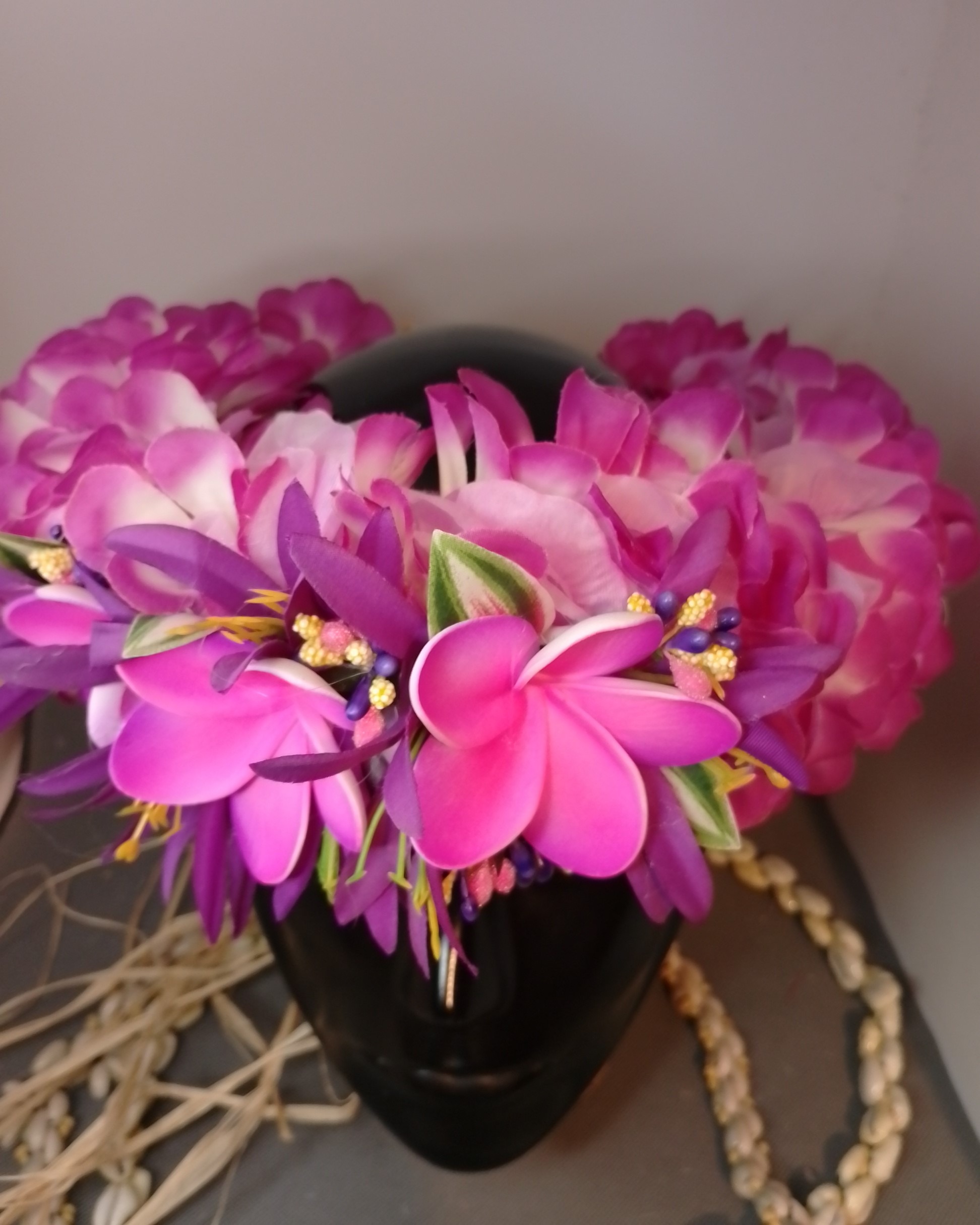 Couronne fleurs Tahiti blanche bords violets trois tipanie mauves bords violets Vaite.e.Tiare créations