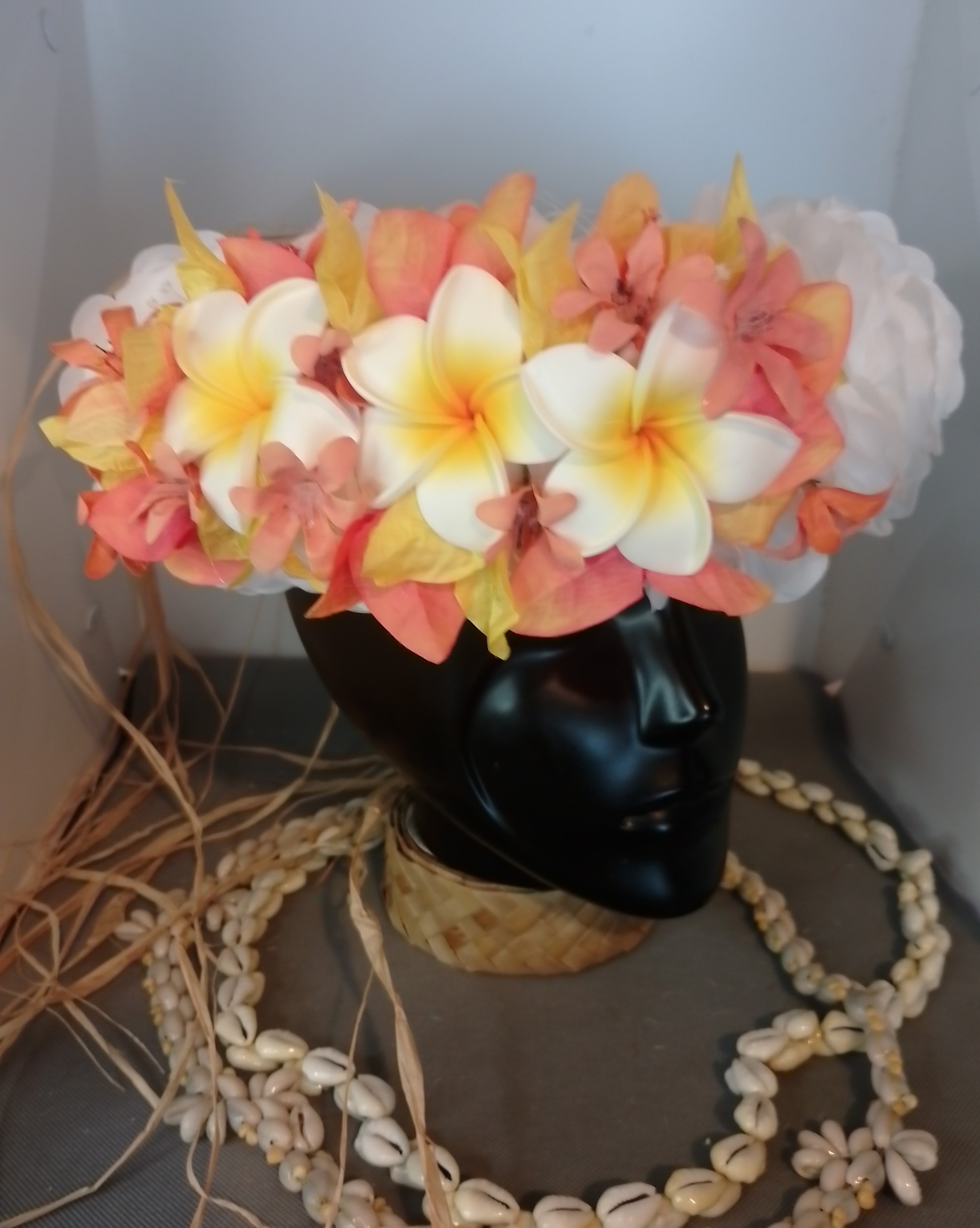 Couronne fleurs Tahiti blanche trois tipanie blancs cœur jaune bougainvillier orange Vaite.e.Tiare créations