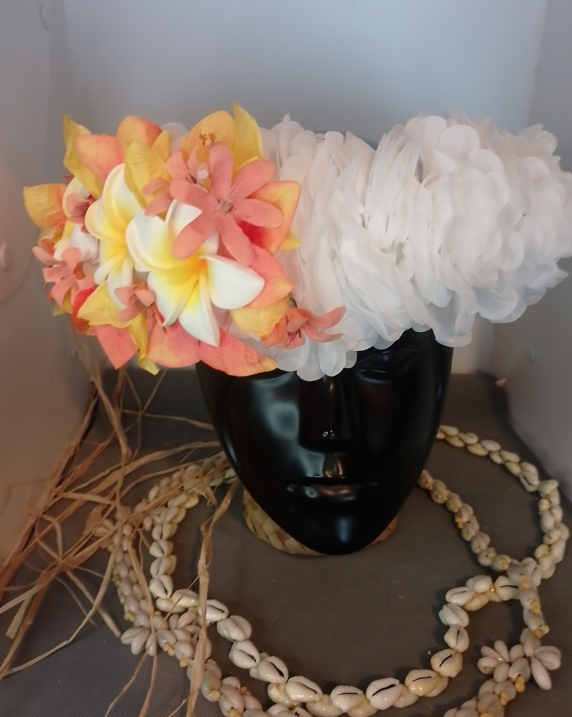 Couronne fleurs Tahiti blanche trois tipanie blancs cœur jaune bougainvillier orange Vaite.e.Tiare créations