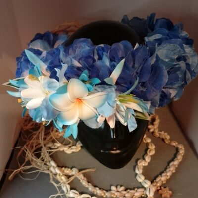 Couronne fleurs Tahiti camaïeu de bleus tiare élégante tipanie blanc bords bleus tiare entre ouverte