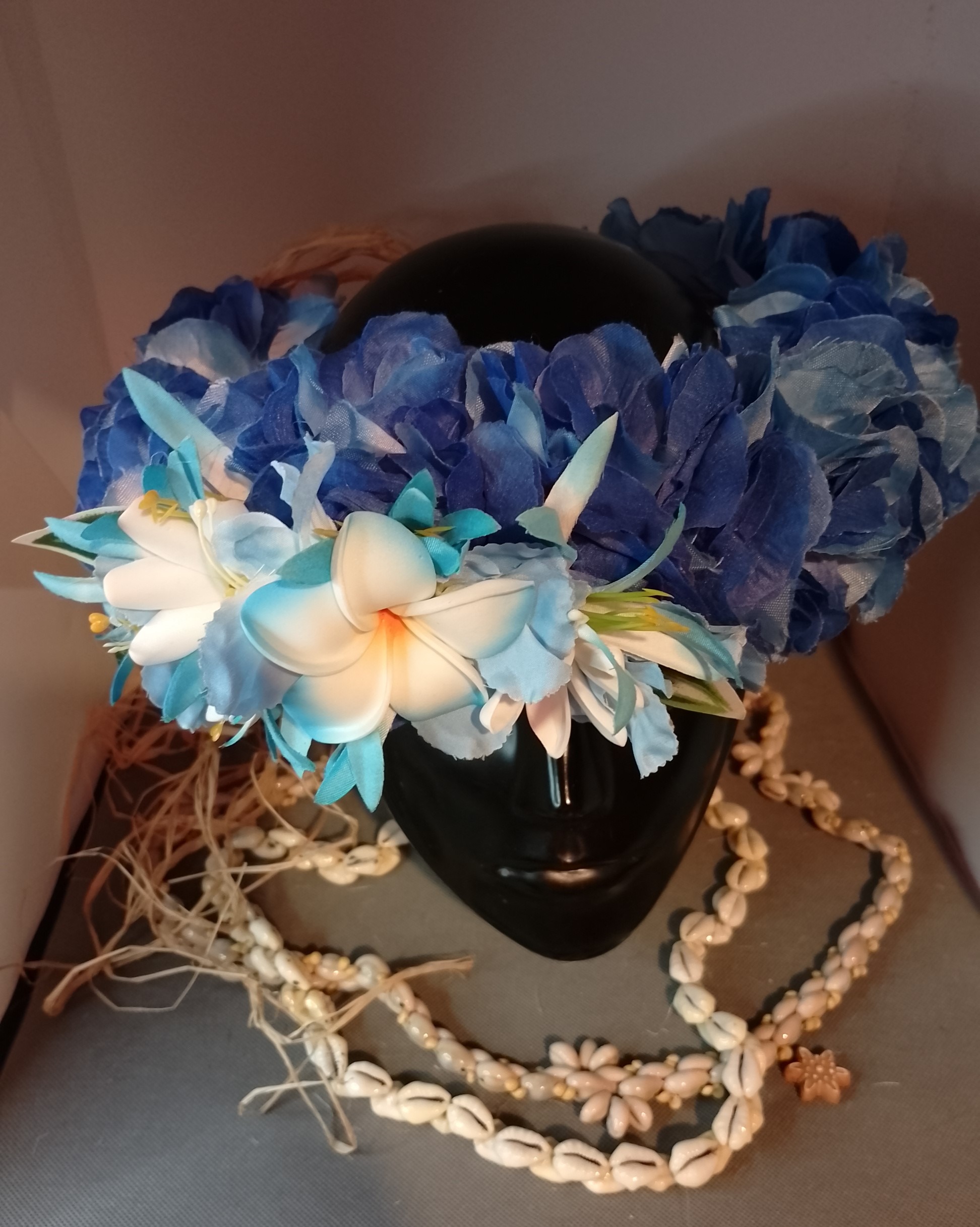 Couronne fleurs Tahiti camaïeu de bleus tiare élégante tipanie blanc bords bleus tiare entre ouverte Vaite.e.Tiare créations