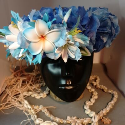 Couronne fleurs Tahiti camaïeu de bleus tiare élégante tipanie blanc bords bleus tiare entre ouverte