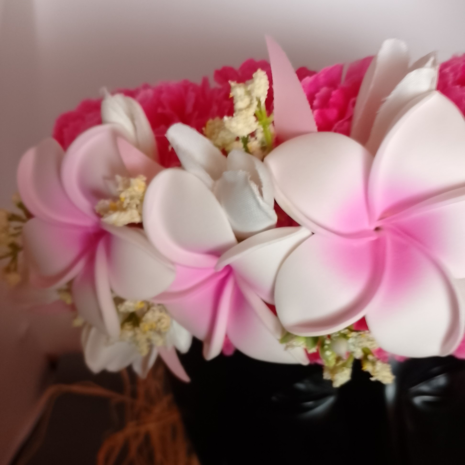 Couronne fleurs Tahiti fuchsia trois tipanie blancs cœur rose Vaite.e.Tiare créations