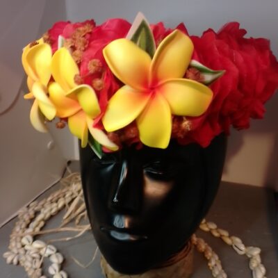 Couronne fleurs Tahiti rouge trois grands tipanie jaunes cœur rouge