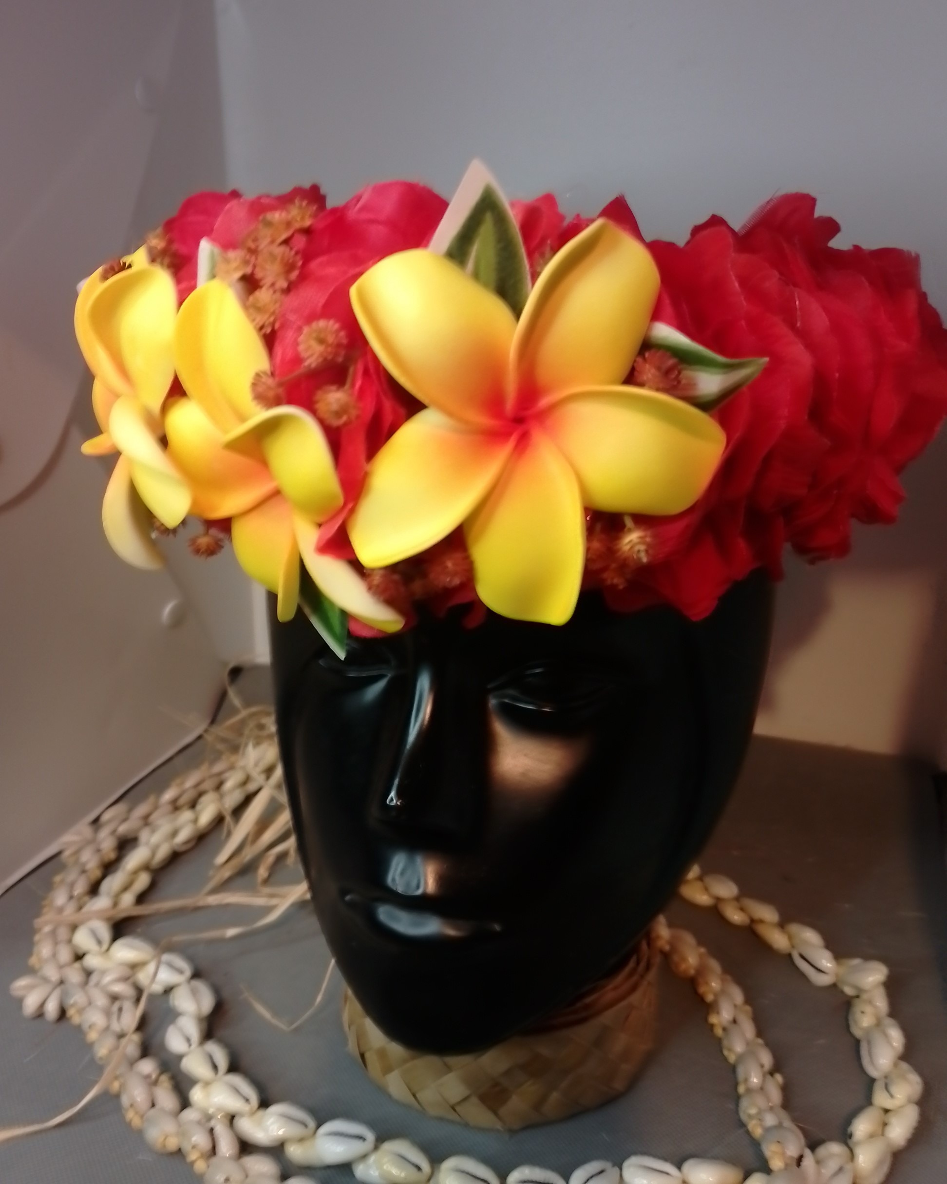 Couronne fleurs Tahiti rouge trois grands tipanie jaunes cœur rouge Vaite.e.Tiare créations