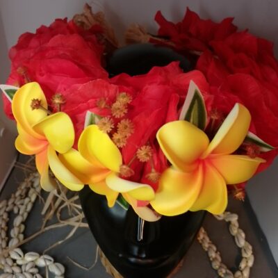 Couronne fleurs Tahiti rouge trois grands tipanie jaunes cœur rouge
