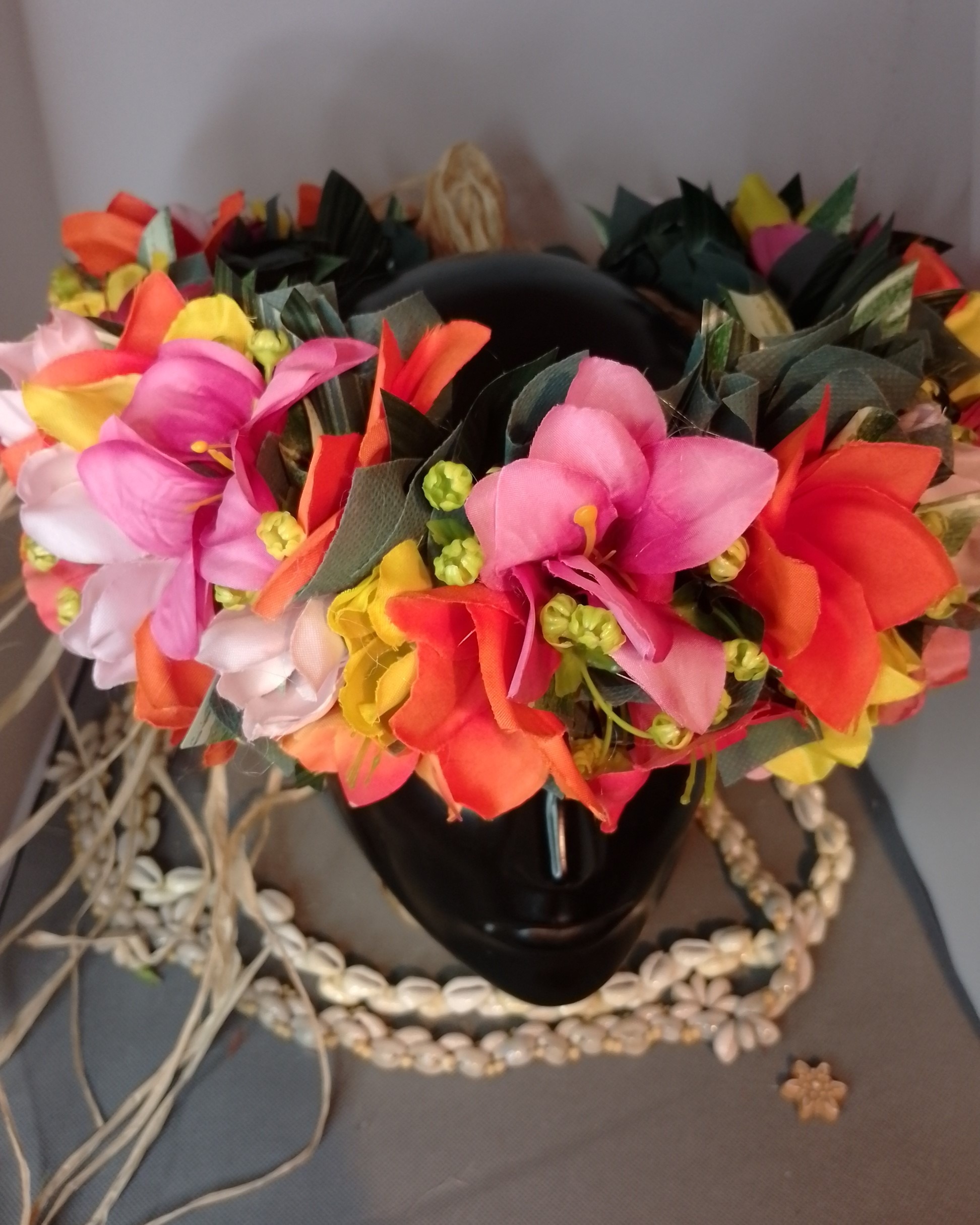 Couronne toutes fleurs effet végétal mixte fleurs et grand tipanie orange Vaite.e.Tiare créations