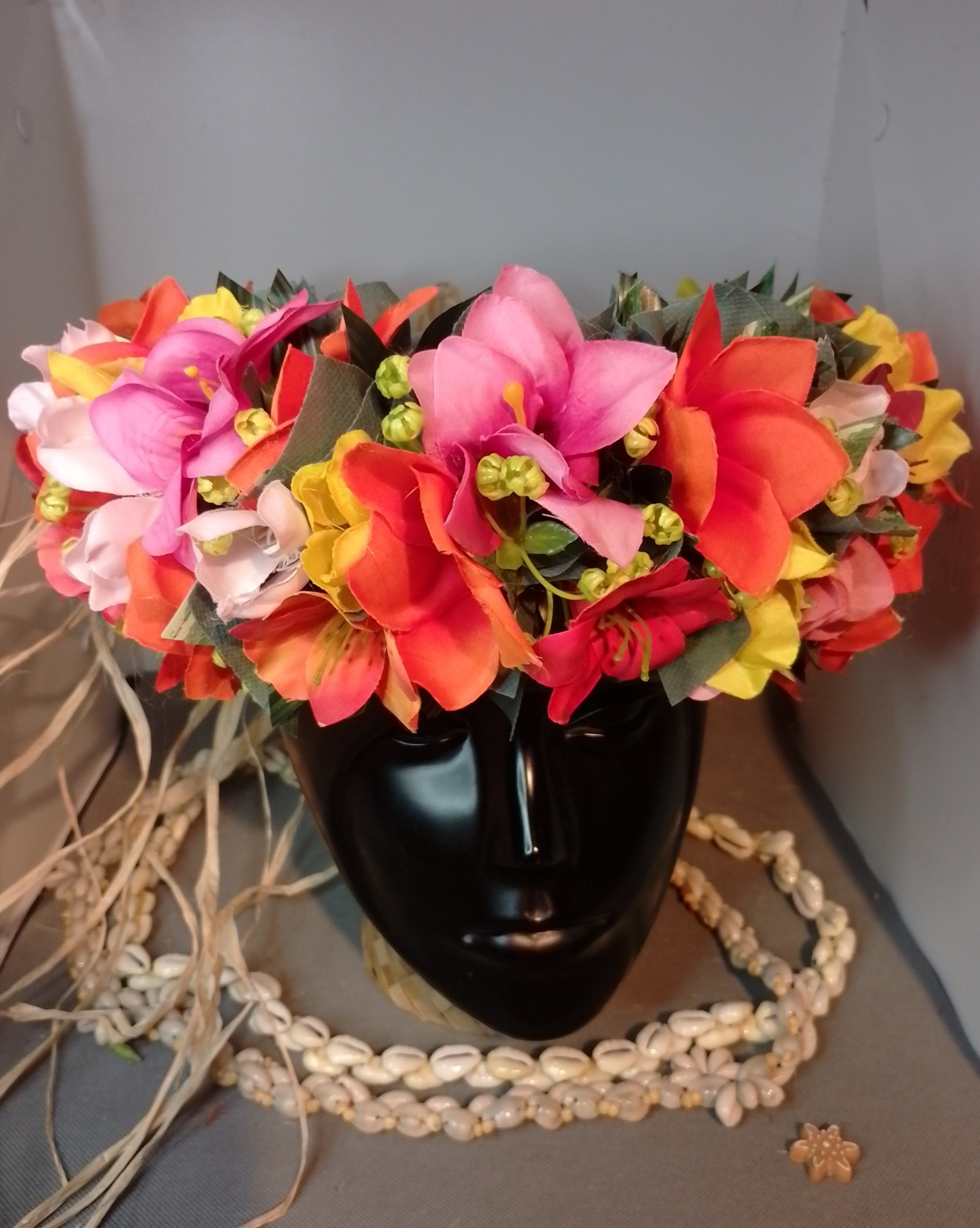 Couronne toutes fleurs effet végétal mixte fleurs et grand tipanie orange Vaite.e.Tiare créations