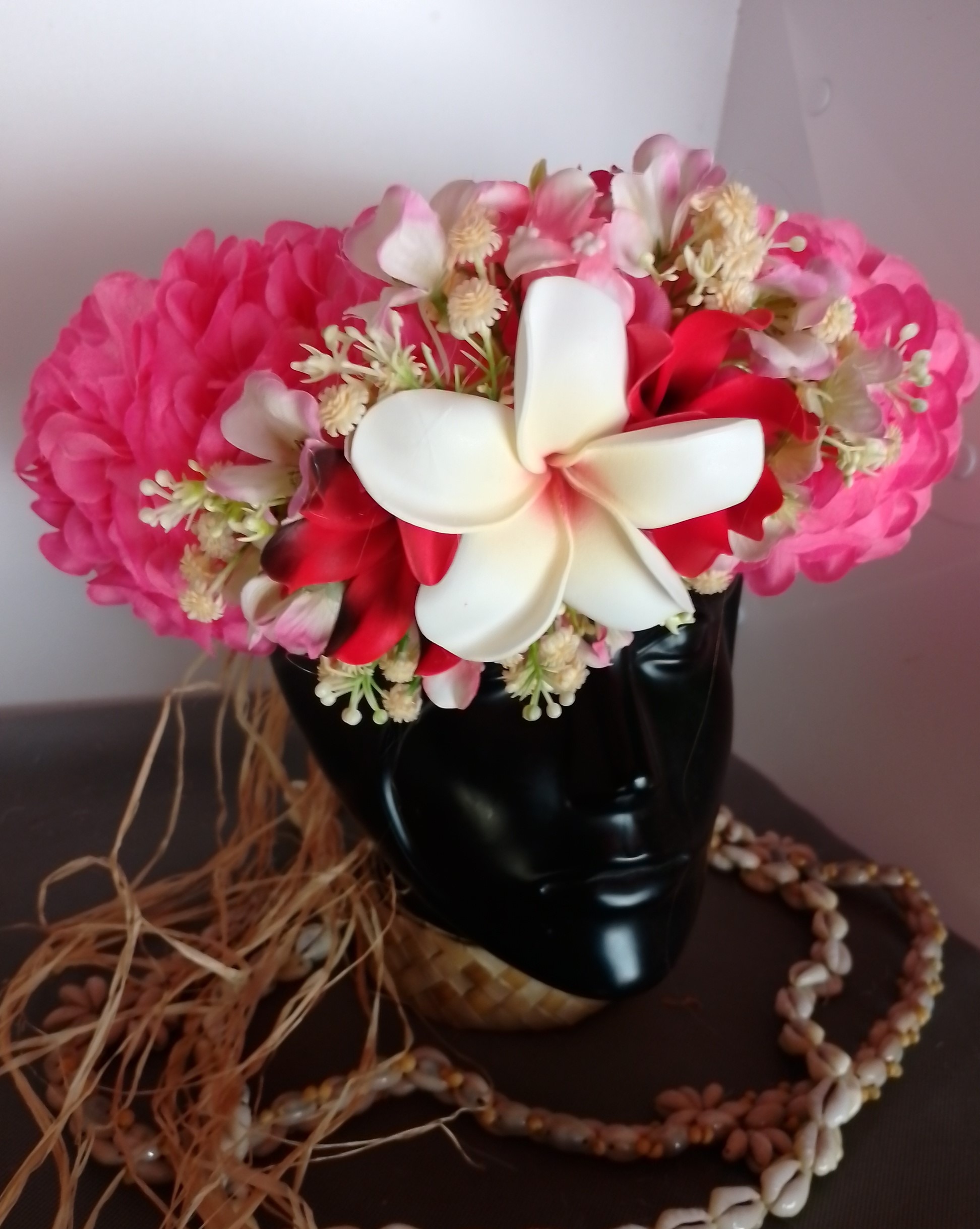Couronne fleur Tahiti corail et fuchsia grand tipanie vanille deux tiare entre ouverte Vaite.e.Tiare créations
