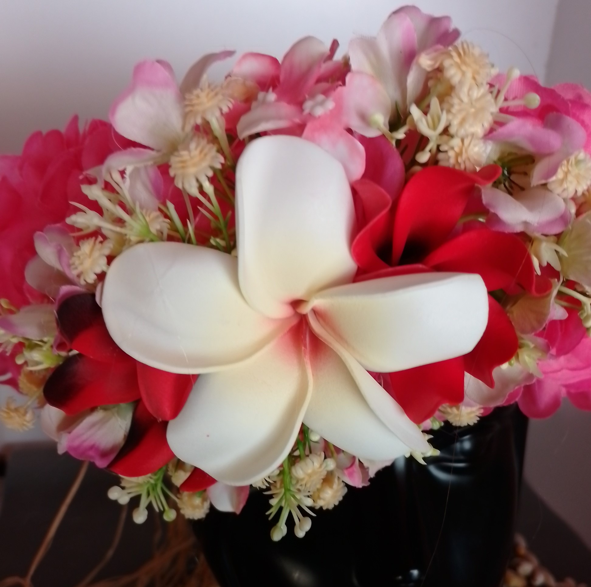 Couronne fleur Tahiti corail et fuchsia grand tipanie vanille deux tiare entre ouverte Vaite.e.Tiare créations