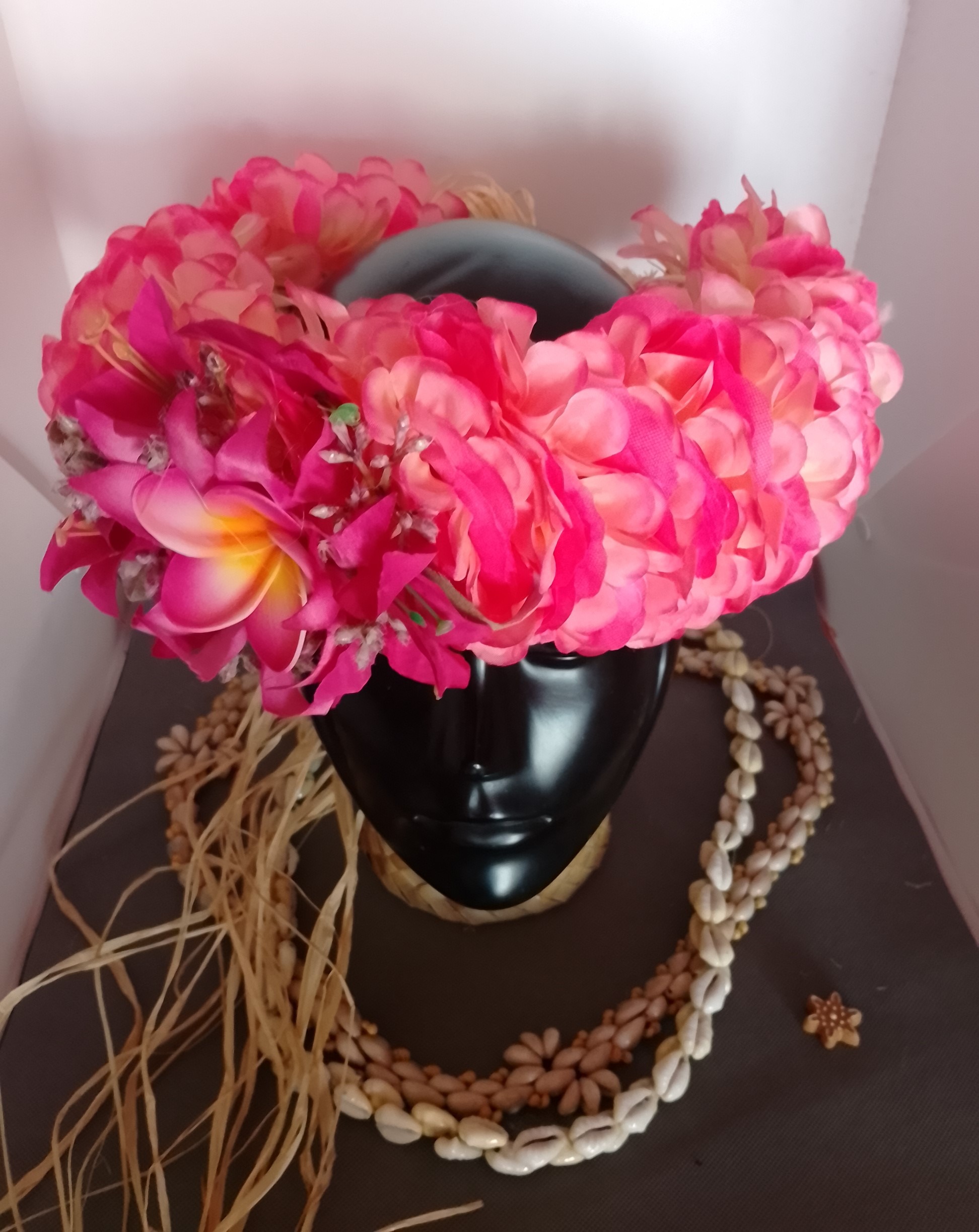 Couronne fleur Tahiti champagne rosé tipanie grand lys élancés bougainvilliers fuchsias Vaite.e.Tiare créations