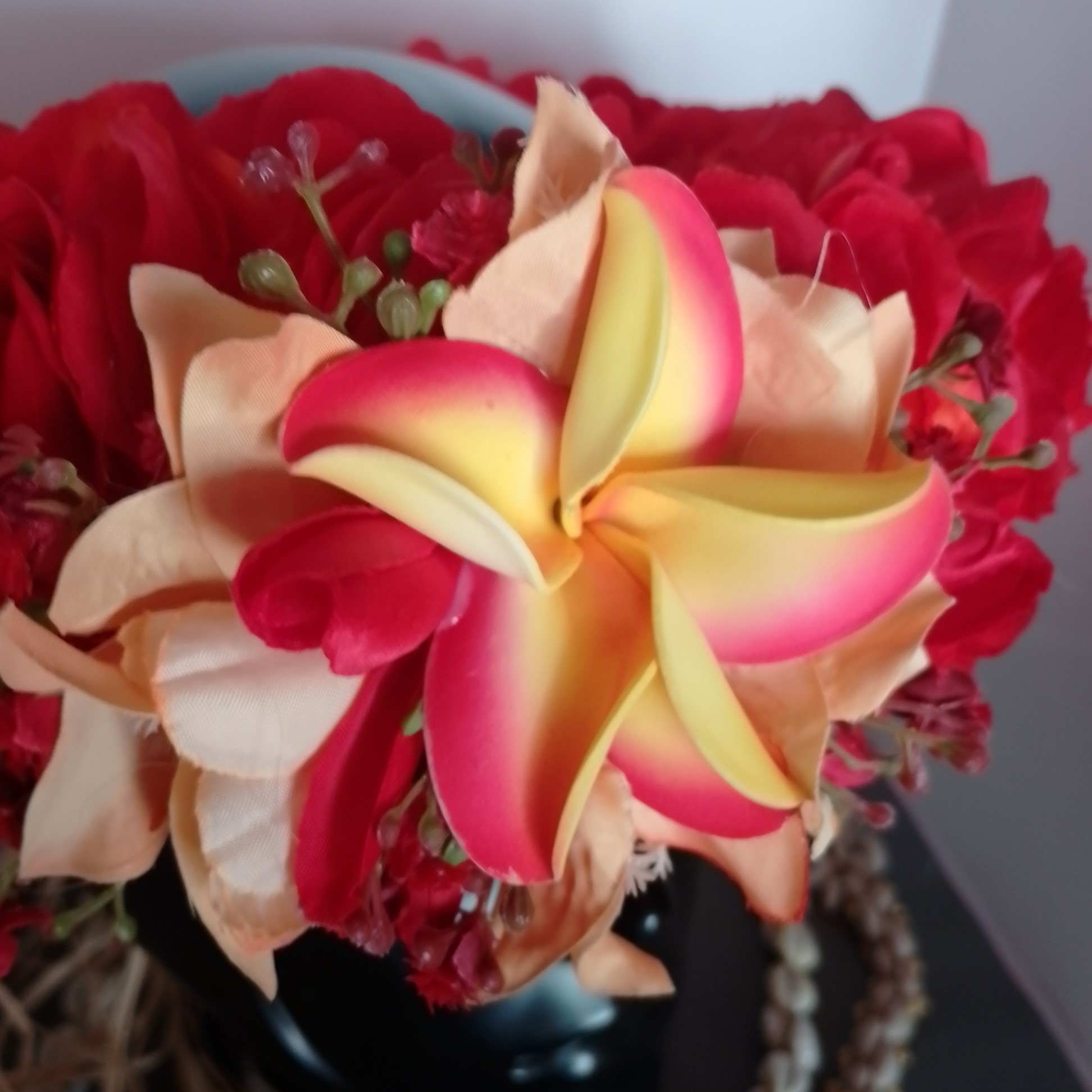 Couronne fleur Tahiti orange bords rouges tipanie jaune bords rouges bougainvilliers oranges Vaite.e.Tiare créations
