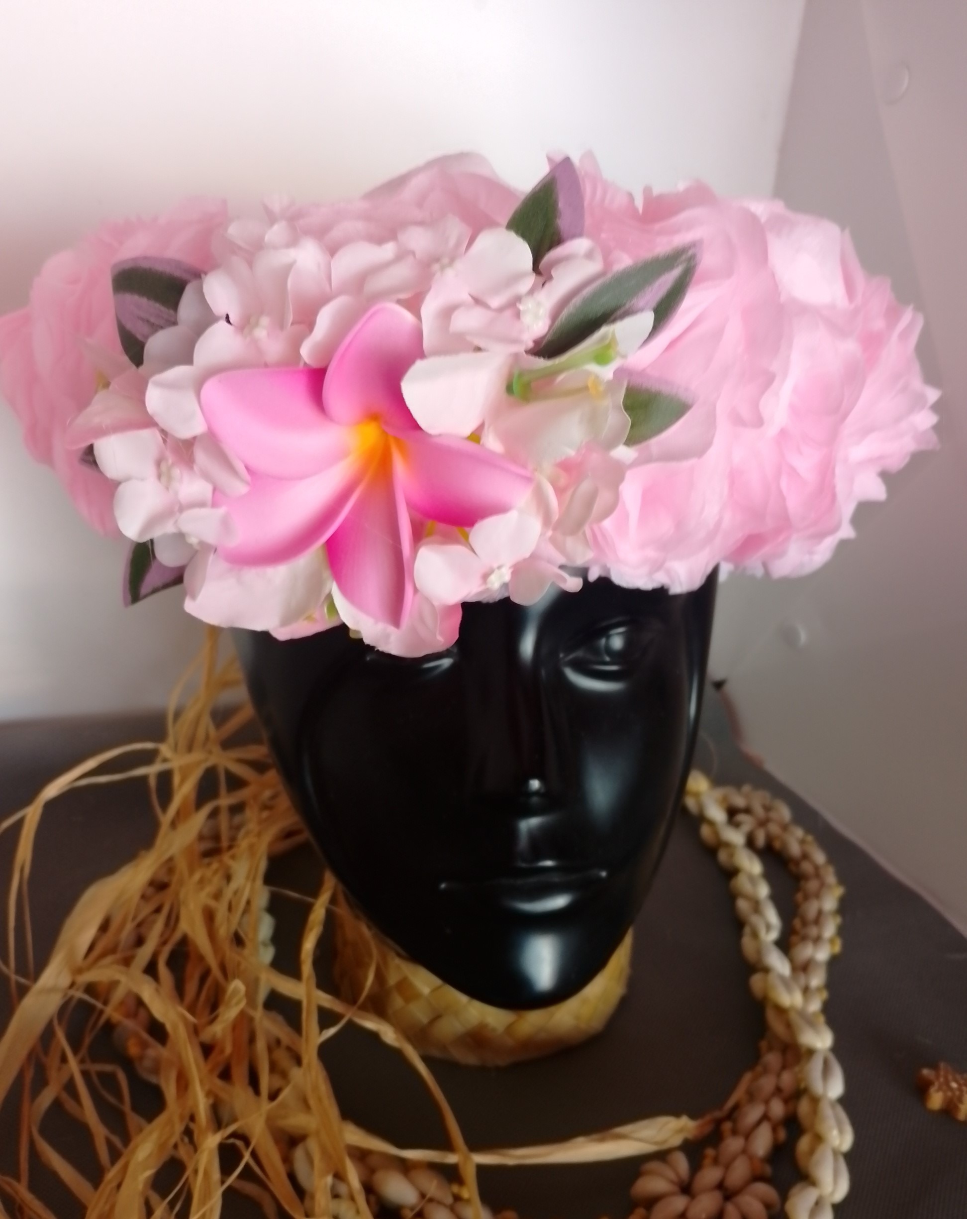 Couronne fleur Tahiti rose pâle tipanie rose pâle bougainvilliers blancs bords roses Vaite.e.Tiare créations