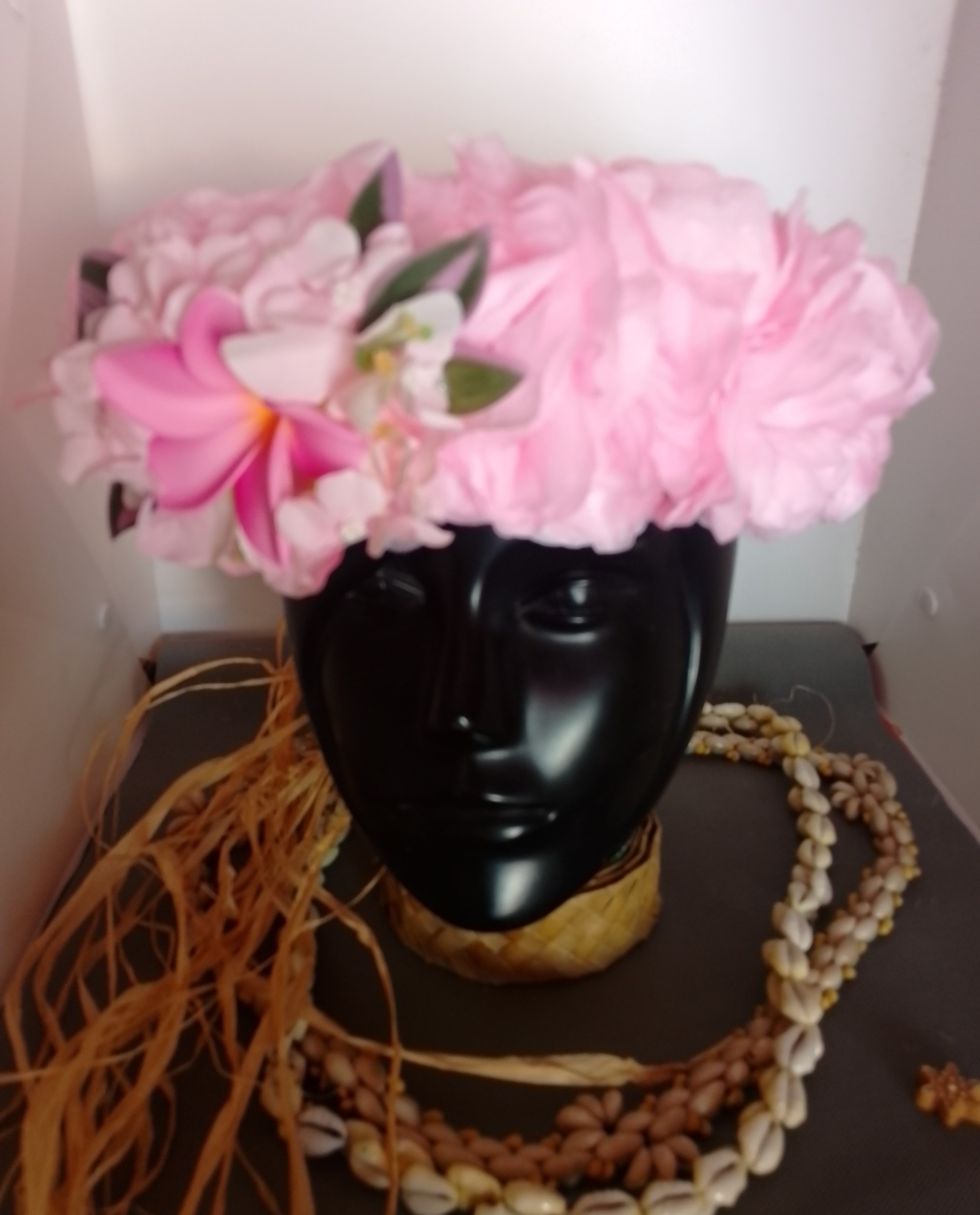 Couronne fleur Tahiti rose pâle tipanie rose pâle bougainvilliers blancs bords roses Vaite.e.Tiare créations