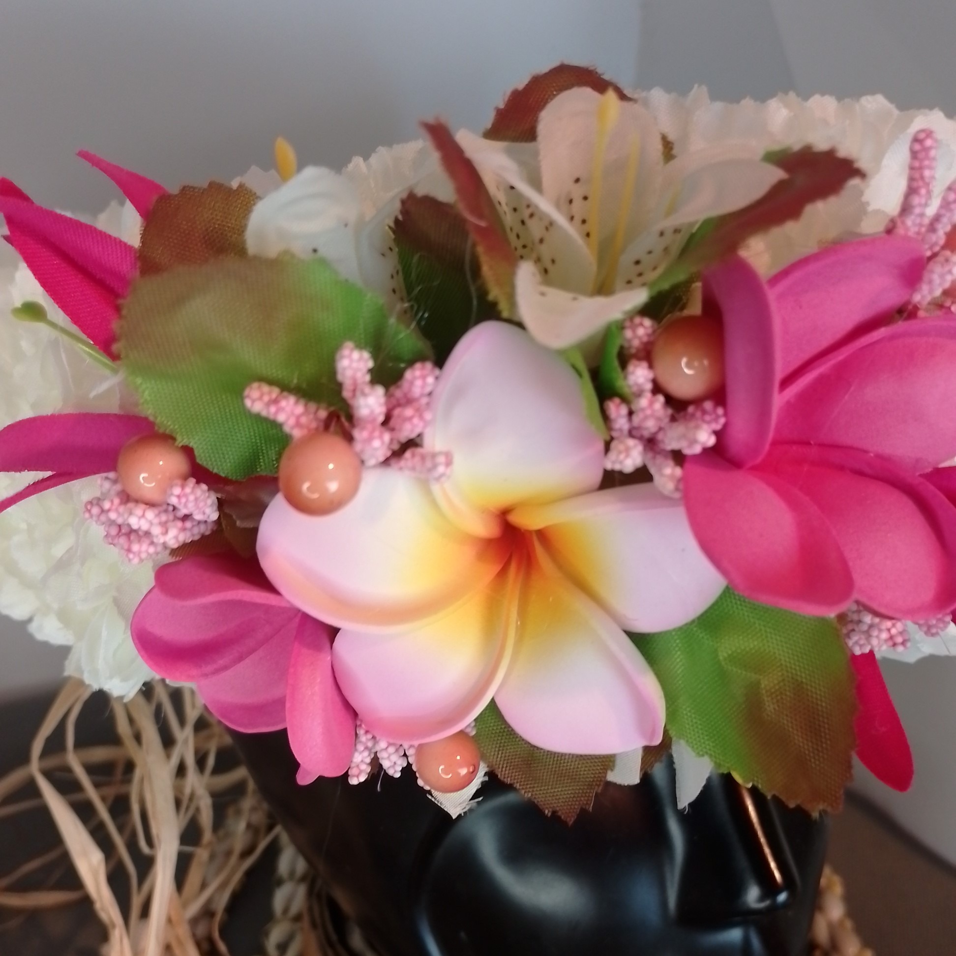 Couronne fleurs Tahiti blanc milky mini tipanie rose fuchsia tipanie bord roses lys élancés Vaite.e.Tiare créations