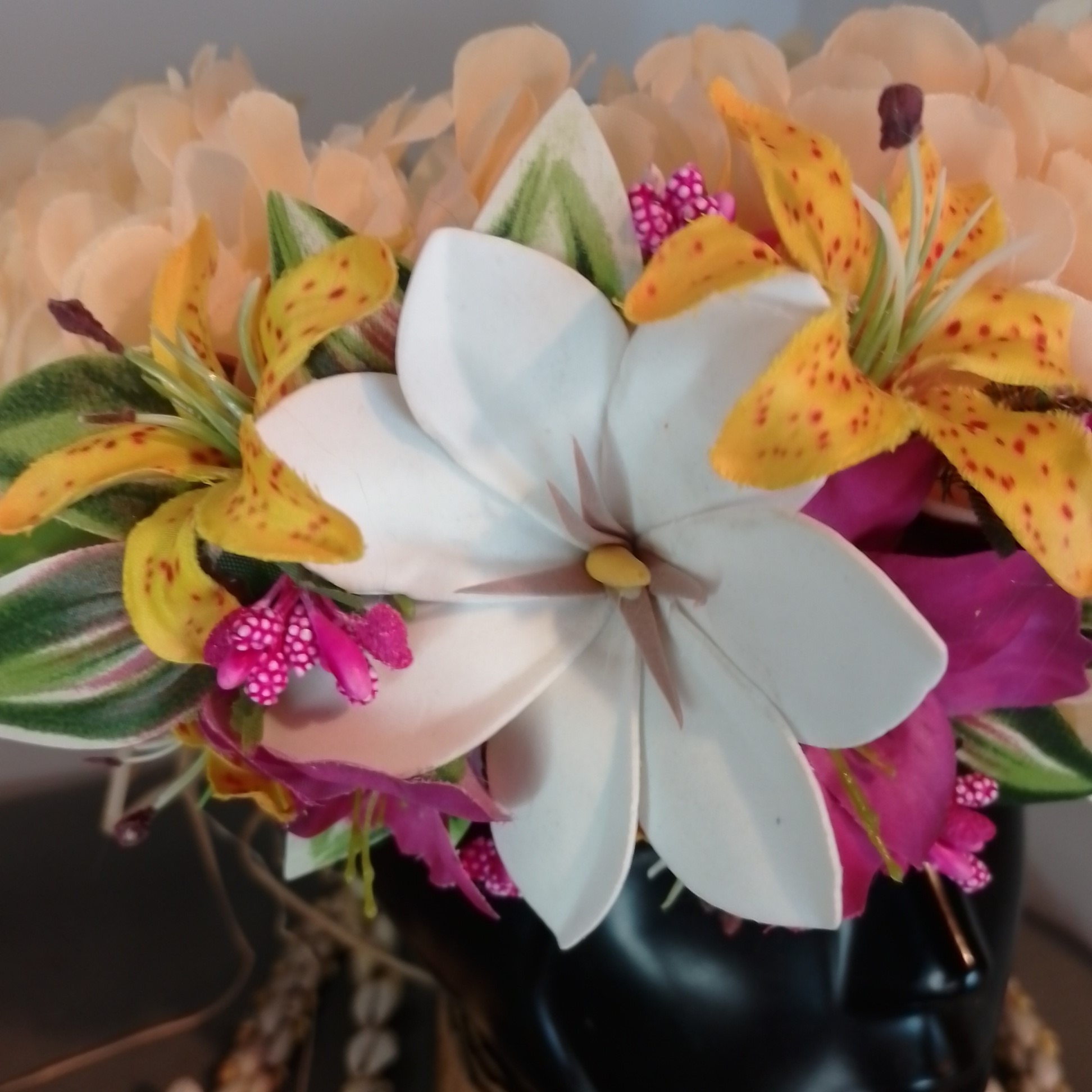 Couronne fleurs Tahiti champagne grande tiare freesia lie de vin mini lys jaune orange Vaite.e.Tiare créations