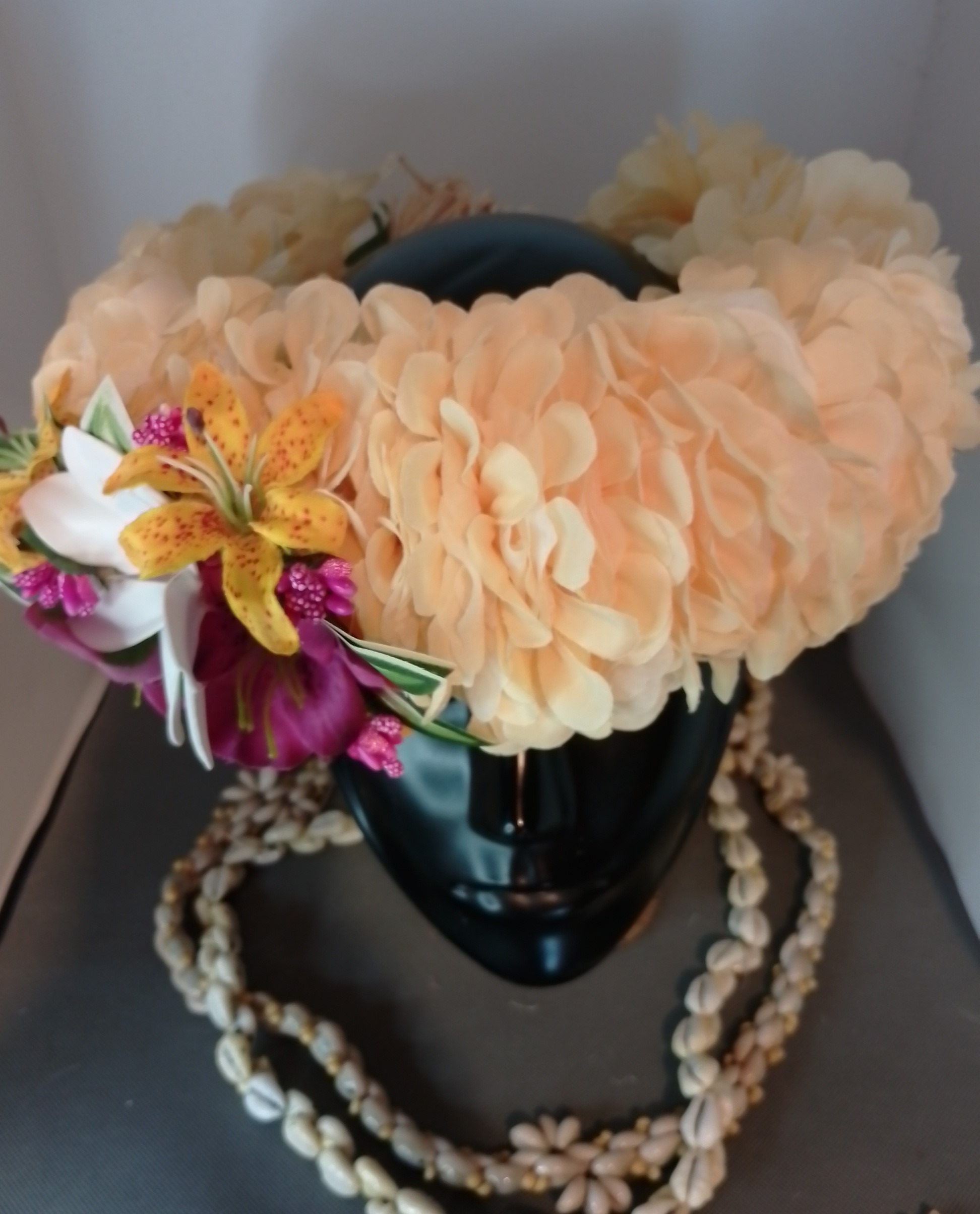Couronne fleurs Tahiti champagne grande tiare freesia lie de vin mini lys jaune orange Vaite.e.Tiare créations