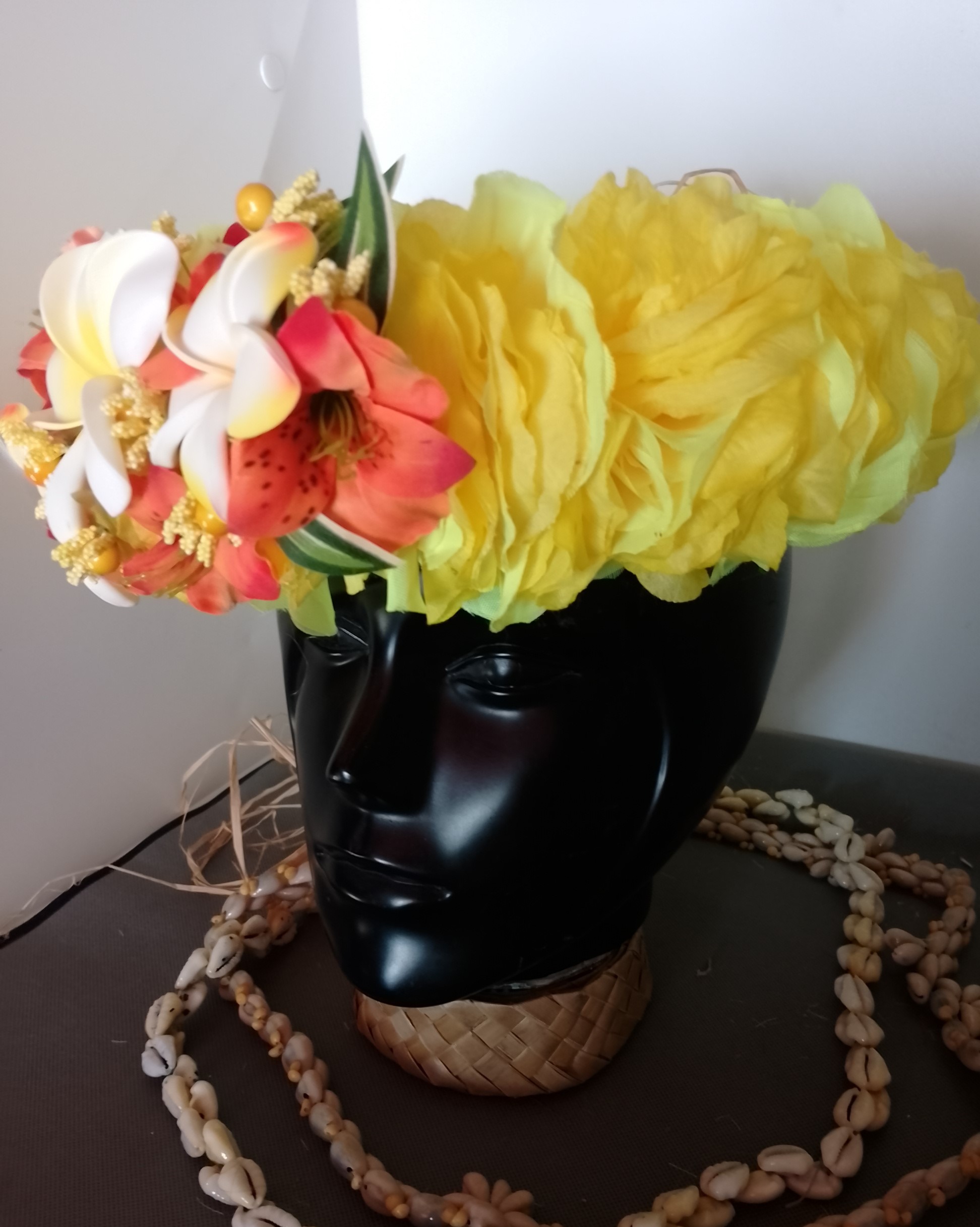 Couronne fleurs Tahiti jaune grand tipanie deux tipanie moyens blancs et jaunes Vaite.e.Tiare créations