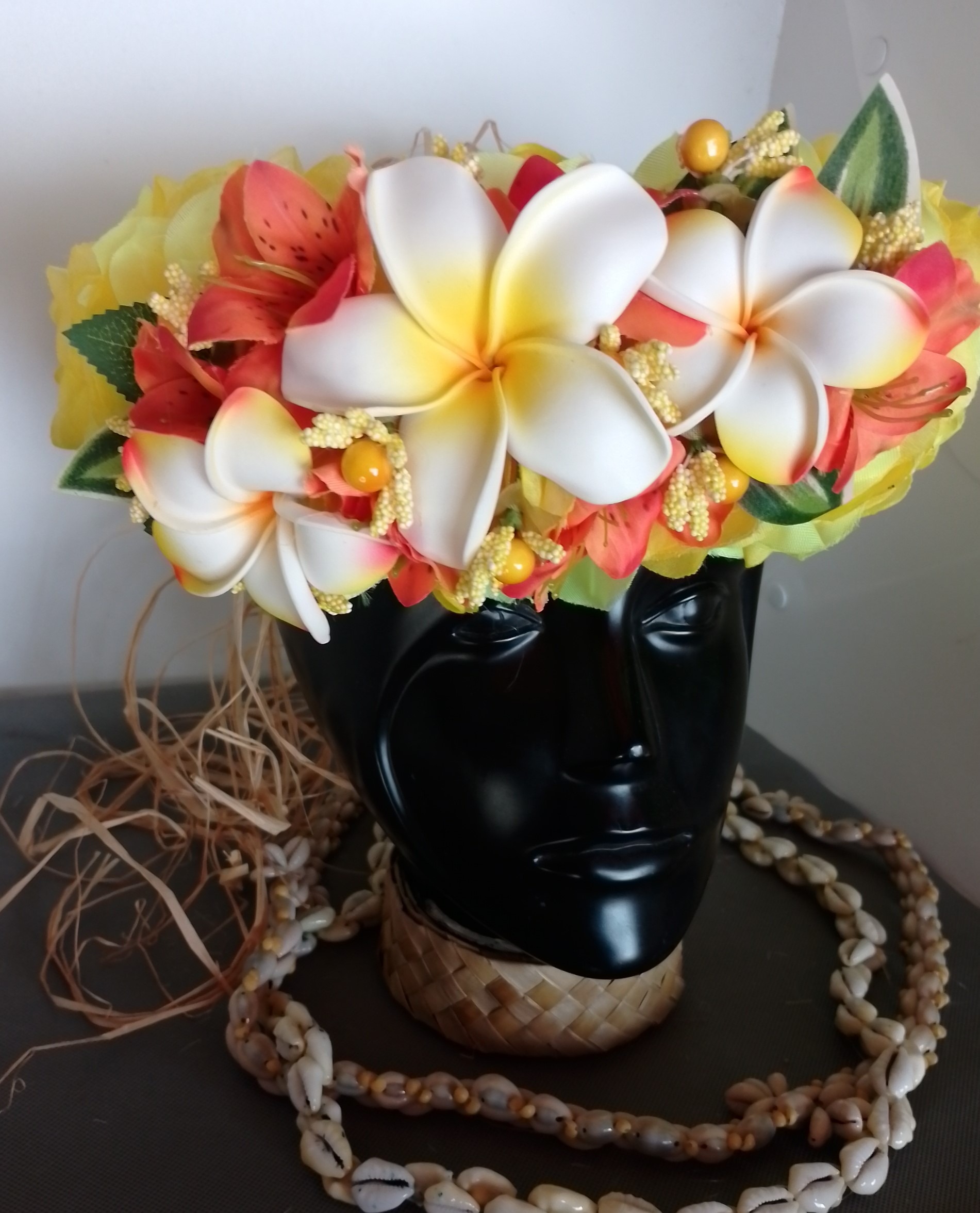 Couronne fleurs Tahiti jaune grand tipanie deux tipanie moyens blancs et jaunes Vaite.e.Tiare créations