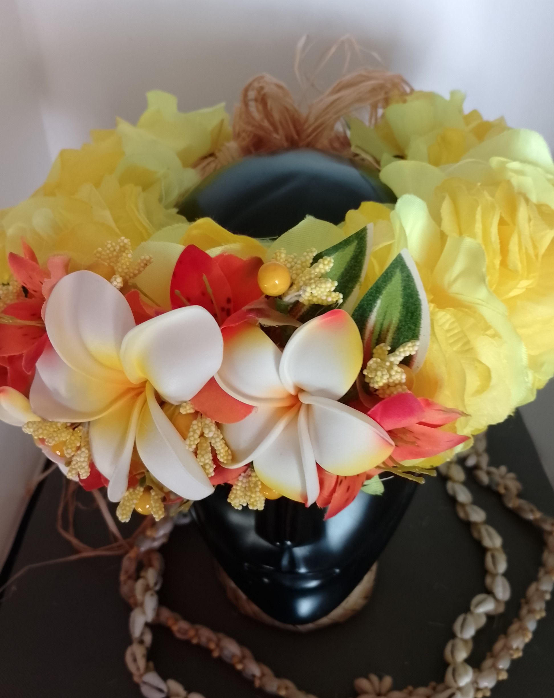 Couronne fleurs Tahiti jaune grand tipanie deux tipanie moyens blancs et jaunes Vaite.e.Tiare créations