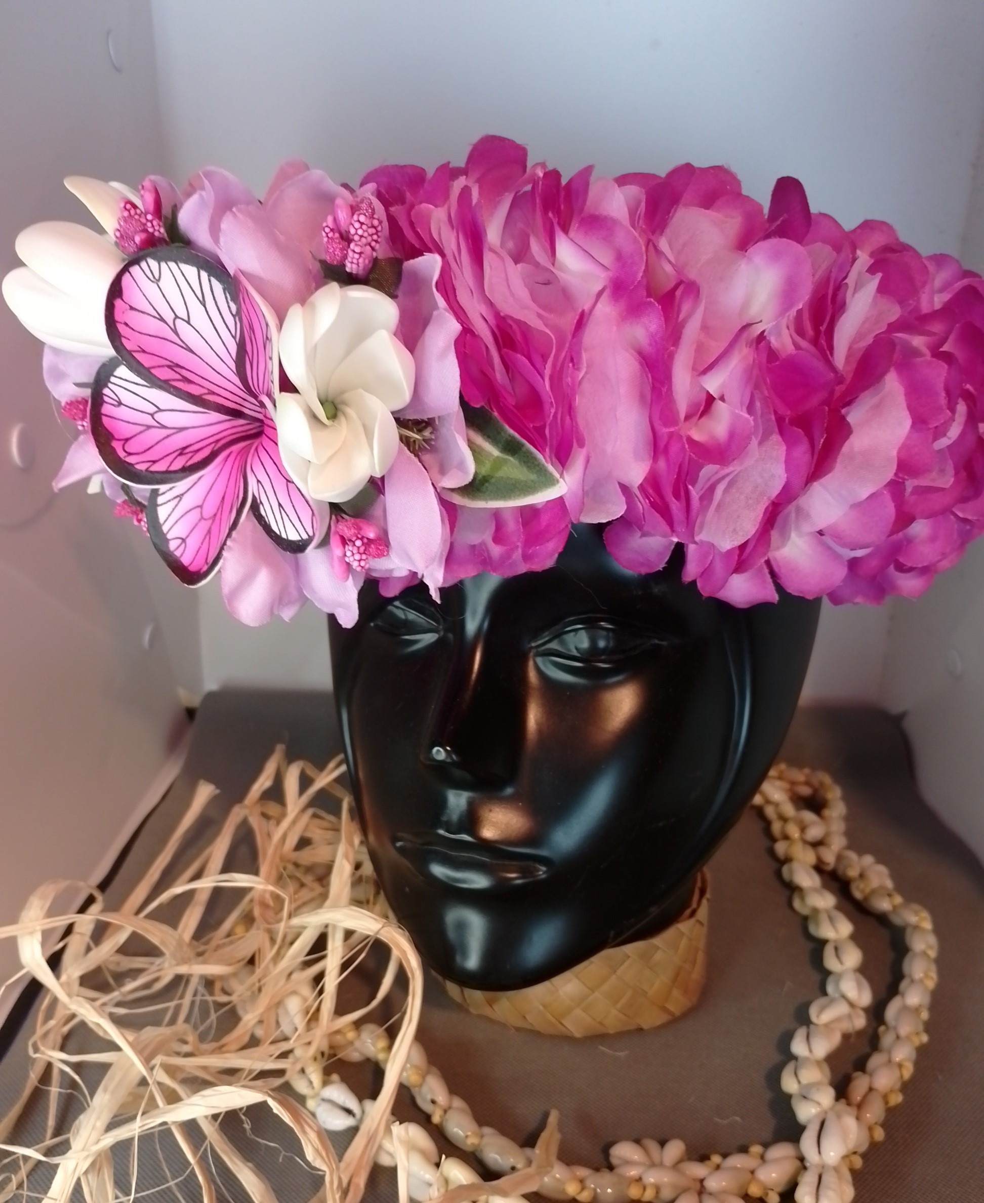 Couronne fleurs Tahiti blanche bords violets maxi tipanie décor aile de papillon deux boutons de tiare Vaite.e.Tiare créations