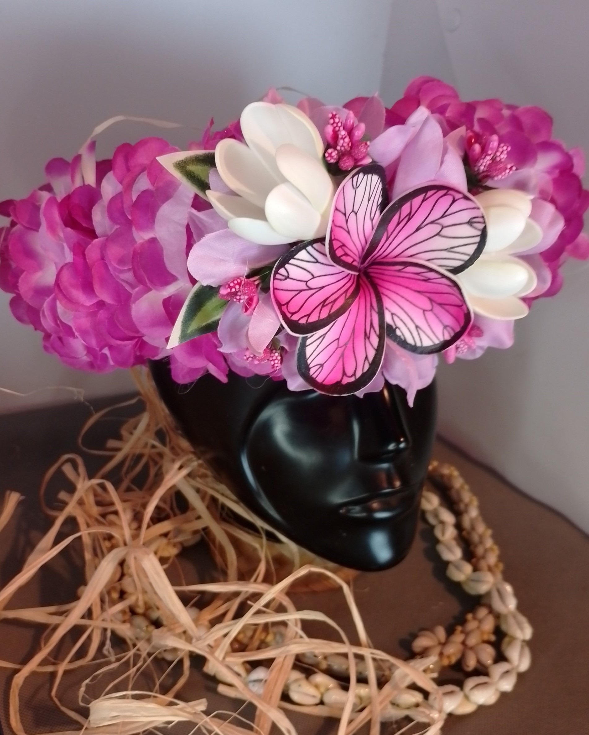 Couronne fleurs Tahiti blanche bords violets maxi tipanie décor aile de papillon deux boutons de tiare Vaite.e.Tiare créations