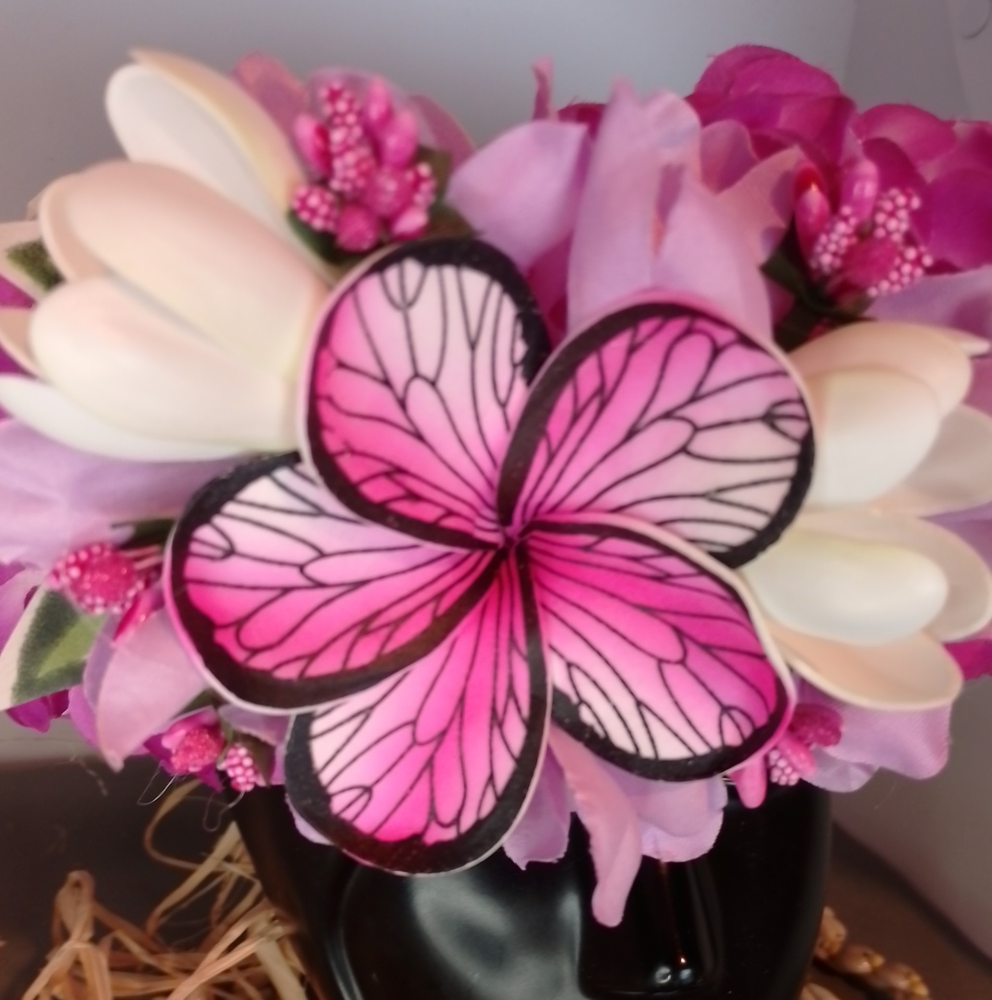 Couronne fleurs Tahiti blanche bords violets maxi tipanie décor aile de papillon deux boutons de tiare Vaite.e.Tiare créations