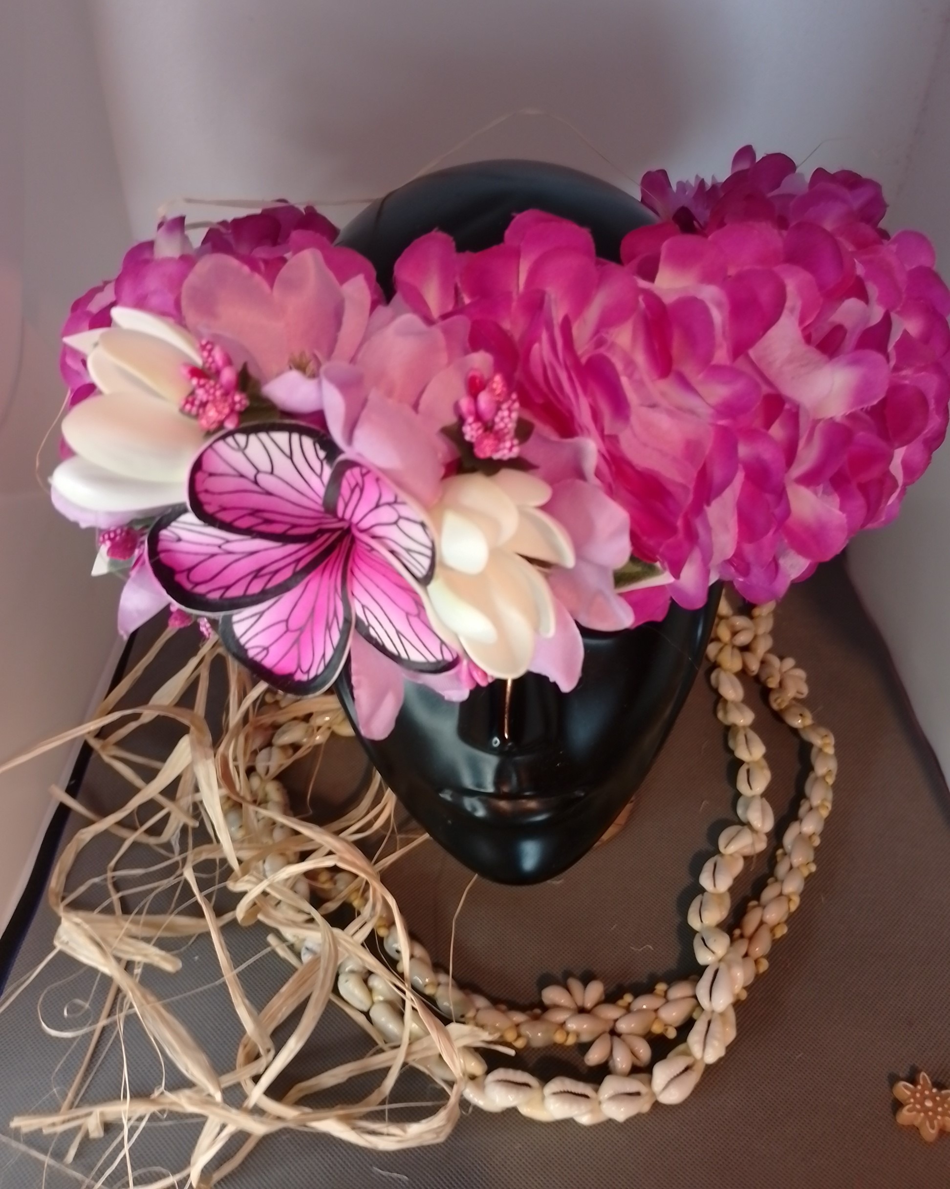 Couronne fleurs Tahiti blanche bords violets maxi tipanie décor aile de papillon deux boutons de tiare Vaite.e.Tiare créations