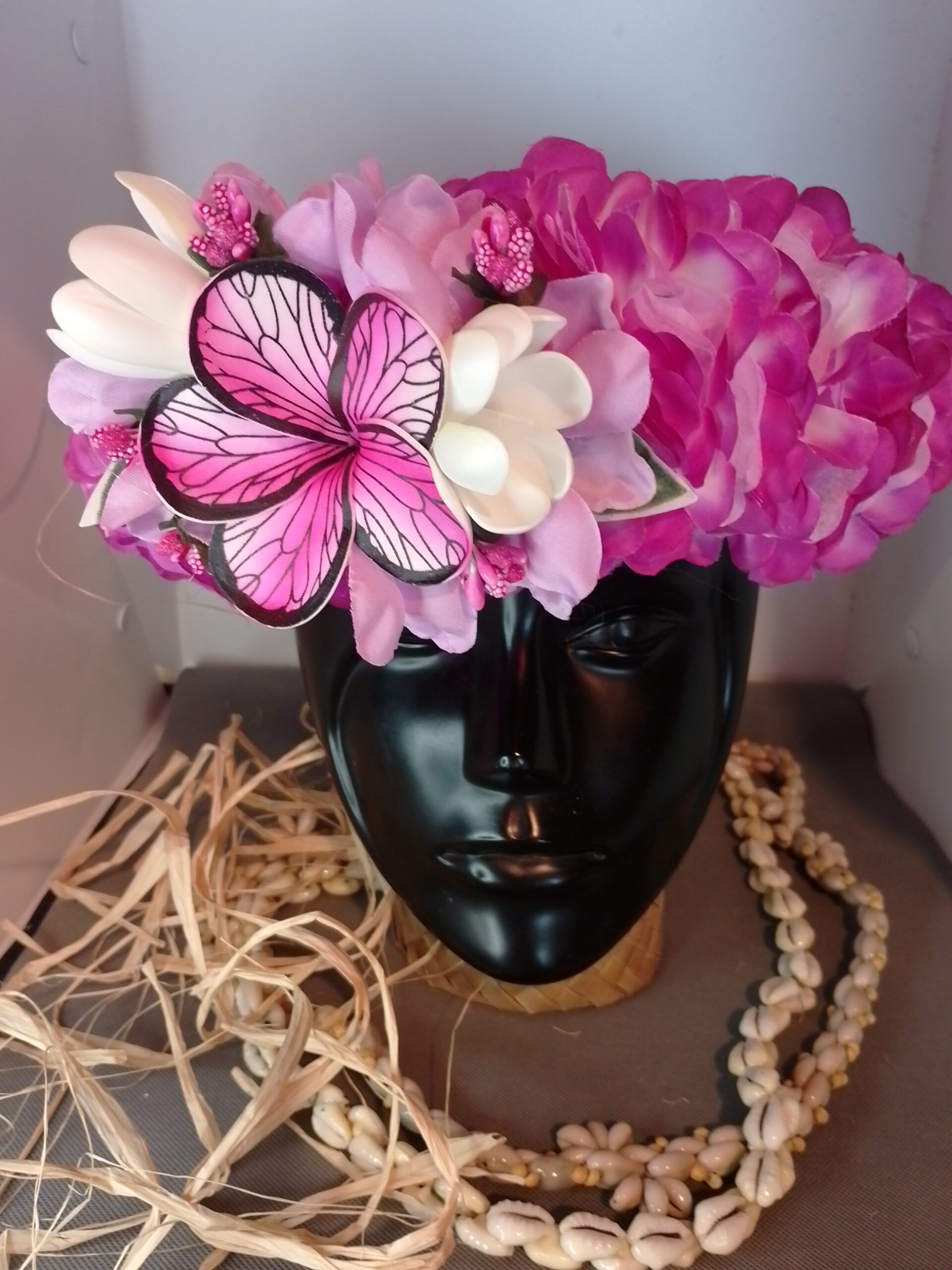 Couronne fleurs Tahiti blanche bords violets maxi tipanie décor aile de papillon deux boutons de tiare Vaite.e.Tiare créations