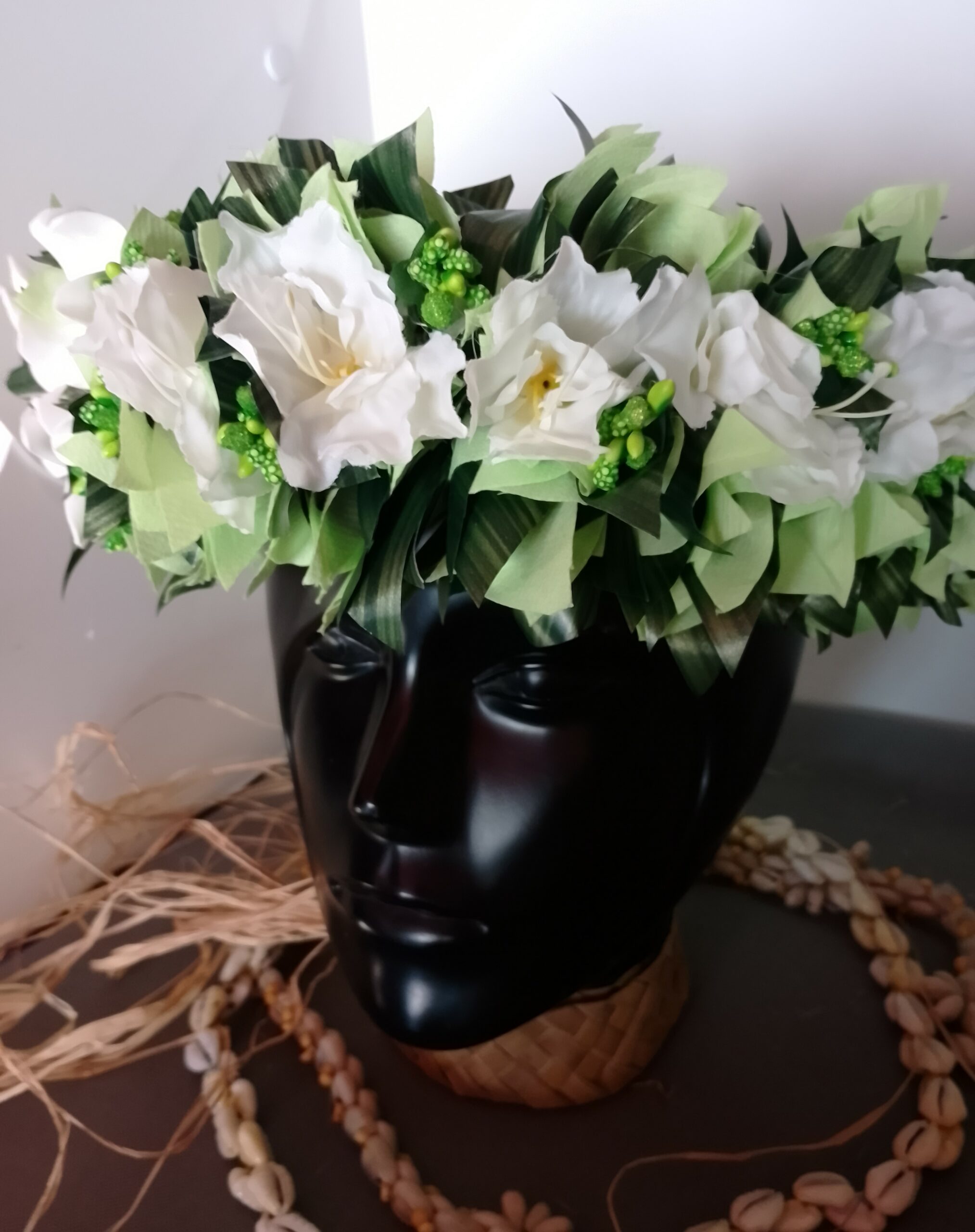 Couronne toutes fleurs effet végétal grande tiare deux tiare entre overtes et boutons blancs Vaite.e.Tiare créations