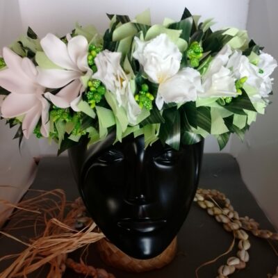 Couronne toutes fleurs effet végétal grande tiare deux tiare entre ouvertes et boutons blancs 