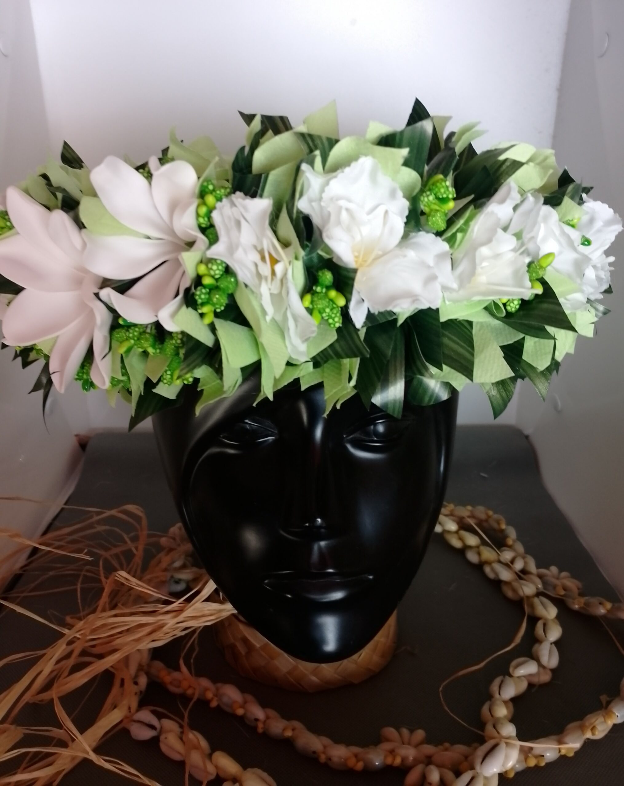 Couronne toutes fleurs effet végétal grande tiare deux tiare entre overtes et boutons blancs Vaite.e.Tiare créations