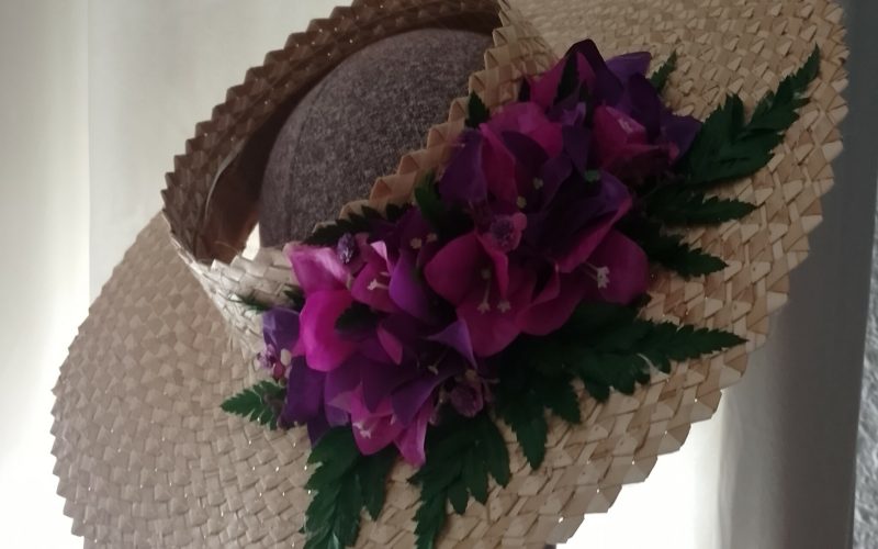 Chapeau-tresse-avec-bougainvilliers-avec-deux-tons-de-violets-sur-fougeres-6-by-Vaite.e.Tiare-creations