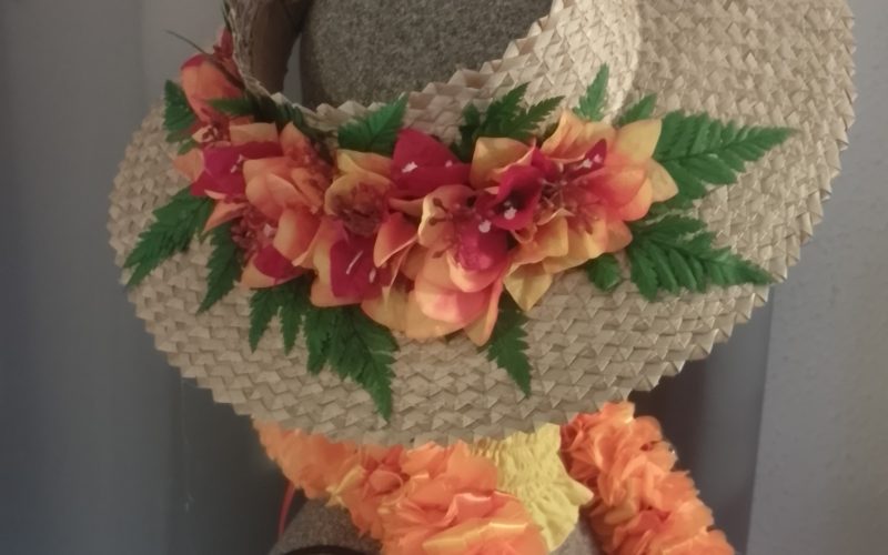 Chapeau tressé orné d'un bouquet de brins de bougainvilliers oranges et rouges sur des feuilles de fougères by Vaite.e.Tiare créations