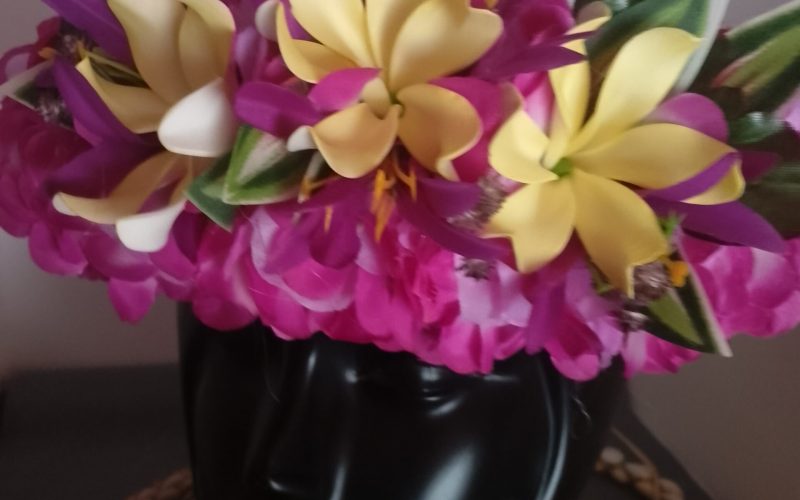 Couronne blanche bords violets trois tiare entre ouvertes lys élancés violets by Vaite.e.Tiare créations