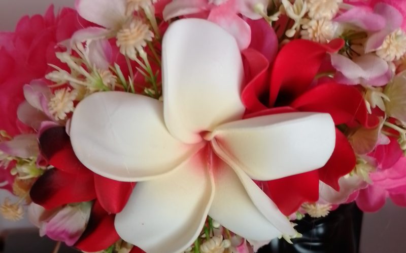 Couronne fleur Tahiti corail et fuchsia grand tipanie vanille deux tiare entre ouverte Vaite.e.Tiare créations