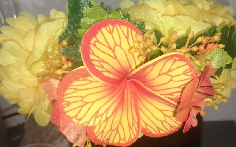 couronne de fleurs Tahiti jaune avec maxi tipanie décor aile de papillon, avec freesia by Vaite.e.Tiare créations