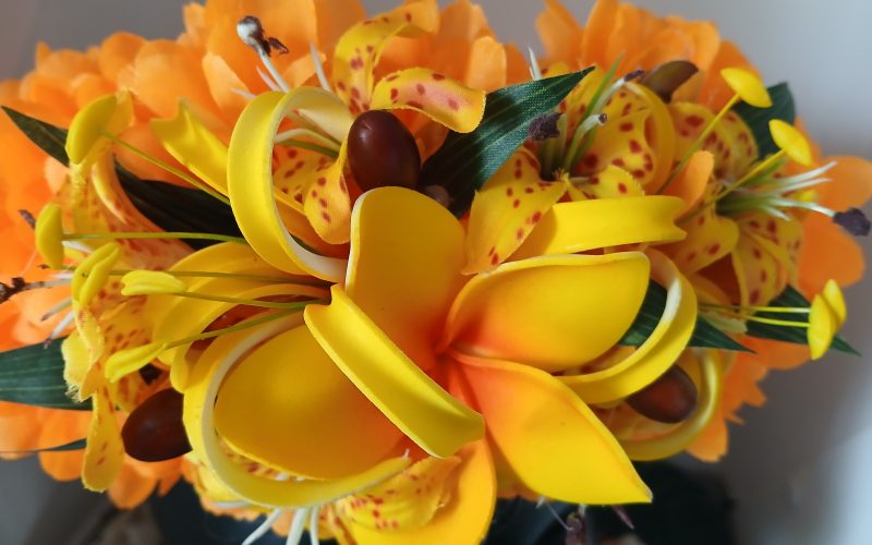 Couronne de fleurs Tahiti orange tipanie jaune différents lys by Vaite.e.Tiare créations