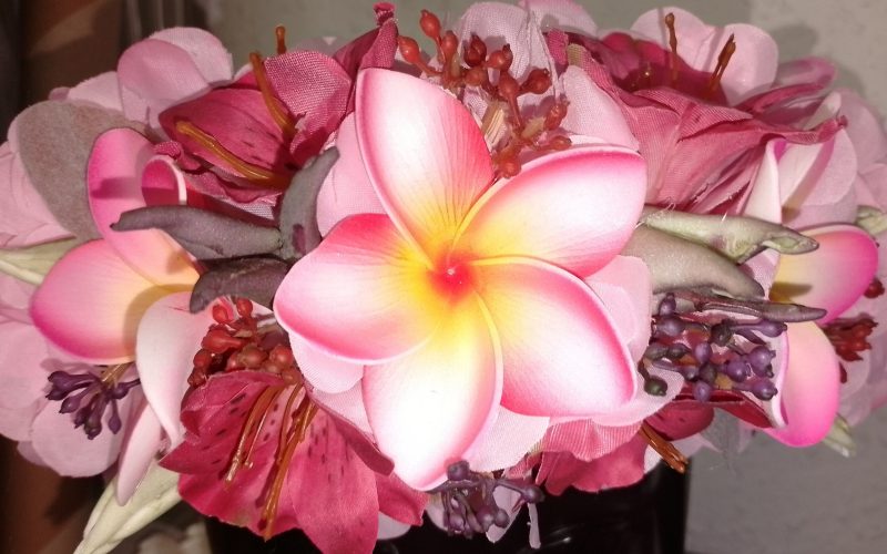 couronne de fleurs Tahiti rose avec bouquet de freesia et trois tipanie by Vaite.e.Tiare créations