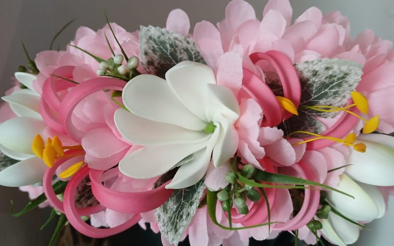 Couronne de fleurs Tahiti rose tiare en boutons et lys élancés fushcias by Vaite.e.Tiare créations