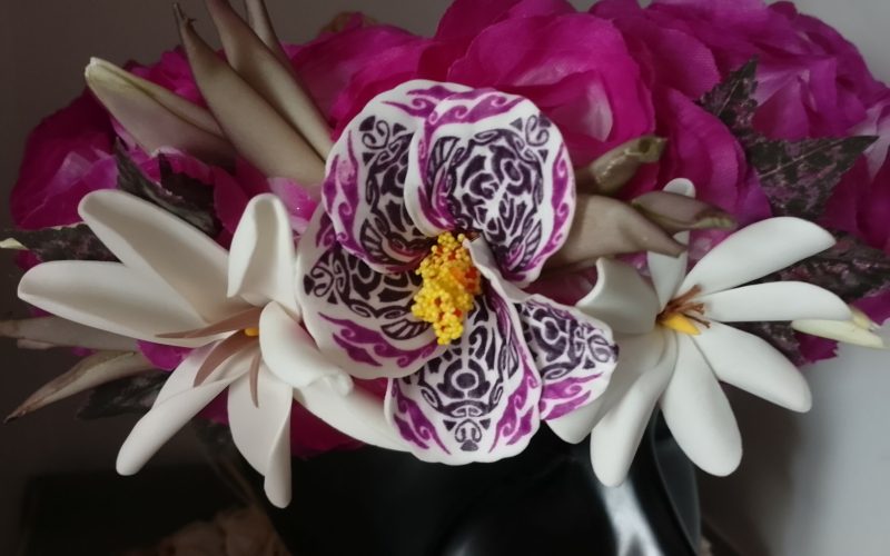 Couronne tiare Tahiti blanche bords violets deux tiare et un hibiscus tatoué Vaite.e.Tiare créations