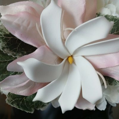 Couronne de tiare Tahiti blanche tiare posée sur amaryllis by Vaite.e.Tiare créations