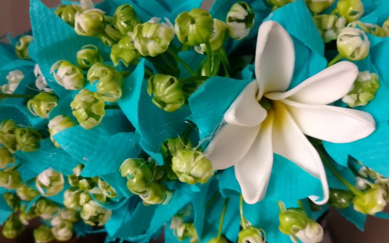 Couronne tiare Tahiti bleue lagon corolle de gypsophile tiare entre ouverte Vaite.e.Tiare créations