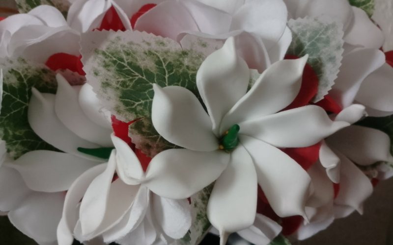 Couronne de tiare Tahiti rouge bouquet de tipanie blanc réhaussé de trois tiare Tahiti by Vaite.e.Tiare créations