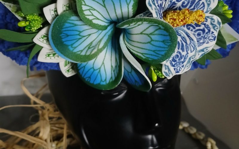 Couronne fleur Tahiti bleu océan tiare et hibiscus tatoués tipanie décor aile de papillon Vaite.e.Tiare créations