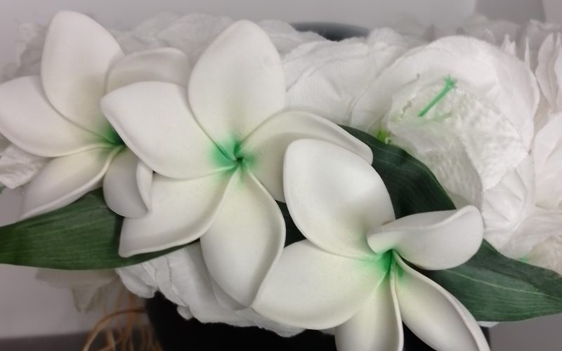 Couronne fleur Tahiti blanche bougainvillier blanc trois tipanie blancs cœur vert Vaite.e.Tiare créations