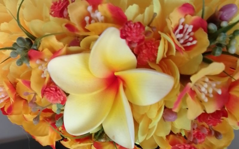 Couronne fleur Tahiti jaune tipanie blanc cœur jaune boutons et gypsophiles oranges Vaite.e.Tiare créations