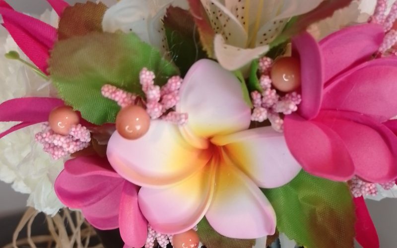 Couronne fleurs Tahiti blanc milky mini tipanie rose fuchsia tipanie bord roses lys élancés Vaite.e.Tiare créations
