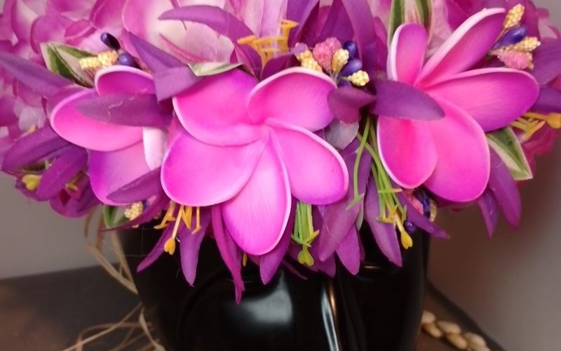 Couronne fleurs Tahiti blanche bords violets trois tipanie mauves bords violets Vaite.e.Tiare créations