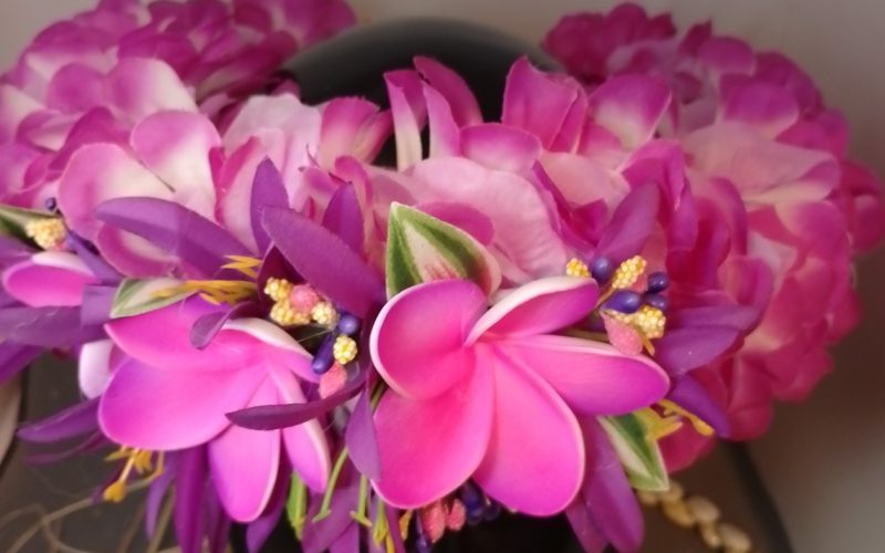 Couronne fleurs Tahiti blanche bords violets trois tipanie mauves bords violets Vaite.e.Tiare créations